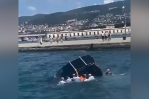Imagens mostram resgate de homem preso em carro parcialmente submerso no mar em Trieste