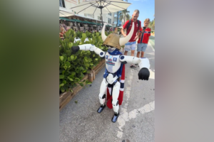Robô vestido de Haaland rouba atenções com ‘remada viking’ em Miami