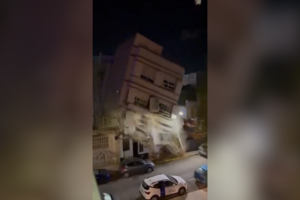 O momento em que edifício de três andares colapsa em Valência