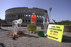 Estátuas de gelo derretem junto ao Coliseu de Roma em protesto contra alterações climáticas