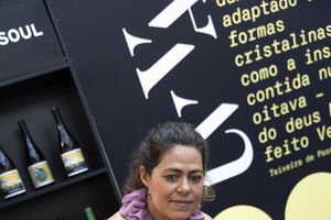 A provar vinho no festival UVVA, em Amarante