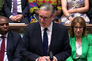 Starmer faz último frente a frente no Parlamento e agradece apoio da líder da oposição