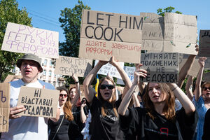 Ucranianos manifestam-se contra a demissão de Mykhailo Fedorov