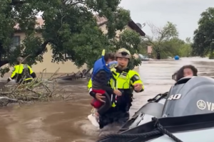 Imagens mostram resgate de menino com máscara de ‘snorkeling’ durante cheias no Texas