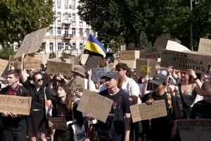 Ucranianos manifestam-se contra decisão de Zelensky de demitir ministro da Defesa 