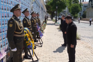 Zelensky e Starmer prestam homenagem aos soldados ucranianos mortos junto ao Muro da Memória