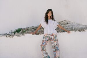 Modelo posa para campanha de verão com calças estampadas