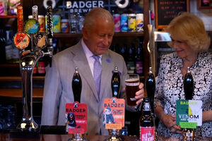 “Talvez seja um bom dia para afogar algumas mágoas”: rei Carlos III serve uma cerveja após derrota de Inglaterra