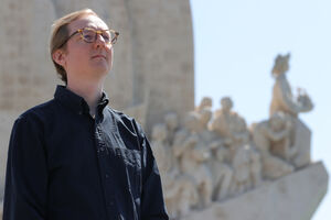 Simon Park fotografado junto ao Padrão dos Descobrimentos, em Lisboa