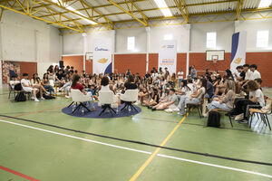 Jovens participam em evento sobre confiança corporal e desporto em escola