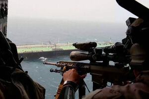 Fuzileiros navais dos EUA realizam abordagem de verificação ao navio-tanque Wen Yao no Golfo de Omã