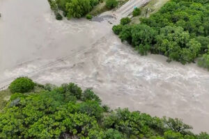 Rio transborda e destrói estrada no Texas
