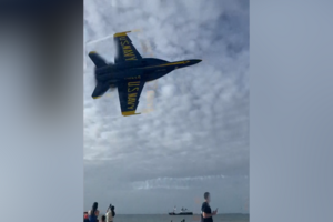 Imagens mostram caça militar a sobrevoar praia a baixa altitude nos EUA