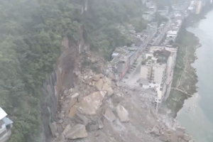O momento em que deslizamento de terras atinge zona residencial na China