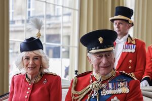 Rei Carlos III e Camilla em carruagem oficial