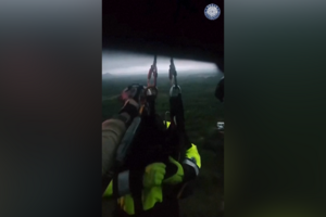 Equipas de emergência resgatam pessoas presas em carros submersos durante cheias no Texas  