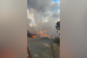 Maior incêndio residencial da história moderna da Noruega destrói mais de 100 casas