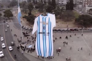 “Obrigado, Leo”: cidade natal de Messi presta homenagem com camisola gigante antes da final do Mundial