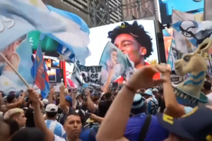 Adeptos argentinos tomam conta de Times Square na véspera da final do Mundial  