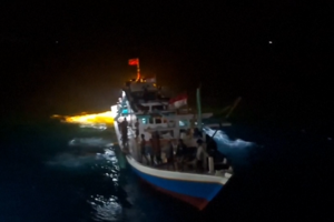 Cinco sobreviventes são encontrados agarrados a armadilha de pesca após naufrágio na Indonésia