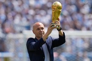 O ex-jogador de futebol espanhol Andrés Iniesta ergue o troféu da FIFA antes da final do Mundial 20
