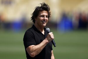 Tom Cruise foi ao relvado falar ao público