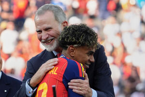 O rei de Espanha abraça Lamine Yamal