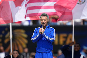 Robbie Williams também cantou no relvado 