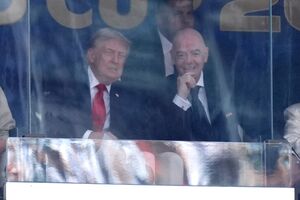 Trump e Infantino na bancada