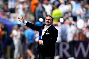 O tenor Christopher Macchio cantou "America the beautiful"
