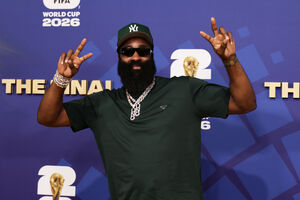 O basquetebolista James Harden com o seu estilo inconfundível