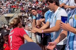 Mulher com camisola de Cristiano Ronaldo enfrenta fãs de Messi durante a final do Mundial 2026