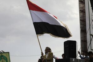 Um apoiante dos Houthis com uma bandeira do Iémen