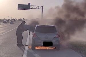 O momento em que polícia salva condutor de carro em chamas no Texas