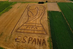 Artista italiano usa trator para fazer desenho gigante do troféu do Mundial e celebrar a vitória espanhola