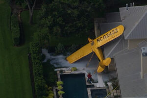 Avião de pequeno porte aterra em cima de casa no Texas