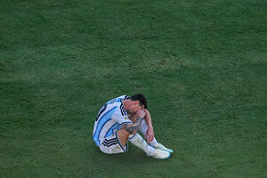 Messi sentou-se no relvado a chorar