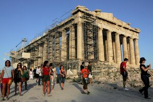 Turistas visitam o Acrópole de Atenas, um dos pontos mais carismáticos da Grécia, que está a sofrer obras de reparação. (Orestis Panagiotou/Epa)