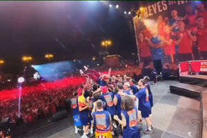 O melhor da grande "fiesta" dos campeões do Mundo nas ruas de Madrid em menos de um minuto