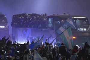 Seleção da Argentina recebida em festa em Buenos Aires após derrota na final do Mundial 