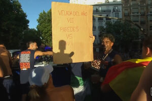 "Luta do Ano: Paredes vs Gavi": Lamine Yamal entusiasma-se com cartaz durante festejos nas ruas de Madrid