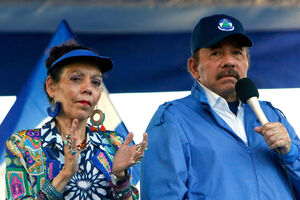 Rosario Murillo e Daniel Ortega durante aniversário da Revolução Sandinista