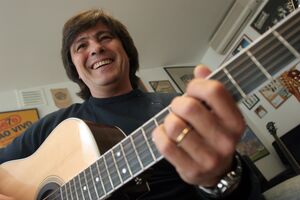 Luís Represas com guitarra