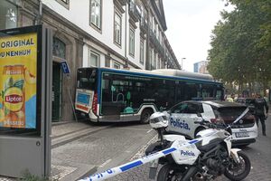 Autocarro sem condutor choca contra edifício no Porto