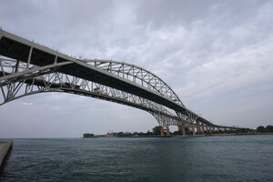 A Blue Water Bridge liga Port Huron, no Michigan, a Sarnia, em Ontario.