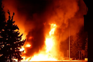 Ataque russo provoca incêndio em posto de combustível na cidade ucraniana de Sumy