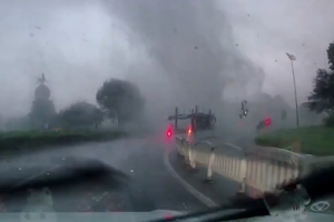 Imagens mostram o momento em que tornado atira carro pelo ar na China