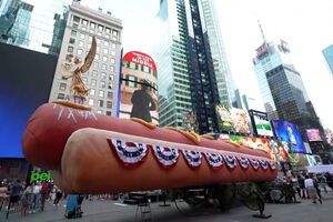 Escultura gigante de cachorro-quente regressa à Times Square para celebrar os 250 anos dos EUA