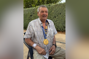 “Missão cumprida”: Pedro Porro cumpre promessa e entrega medalha do Mundial ao avô
