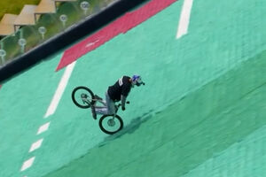 Ciclista japonês bate dois recordes do Guinness ao descer rampa de esqui de costas e equilibrado apenas numa roda